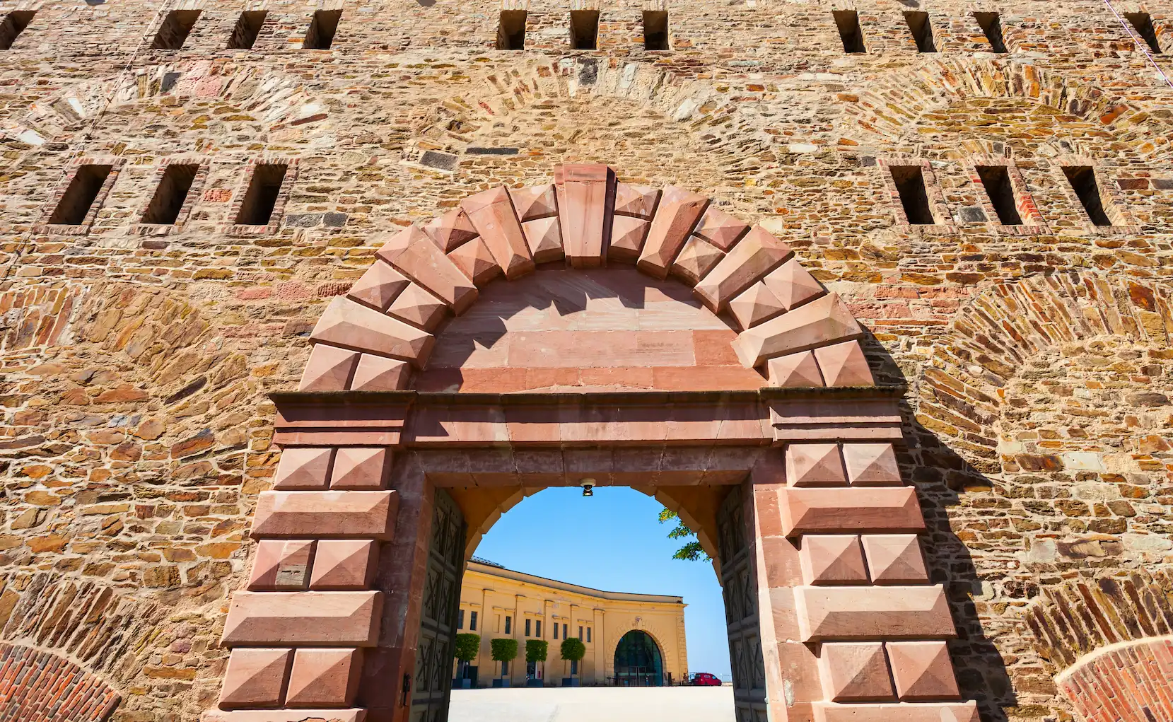 Bild eines Torbogens der Festung Ehrenbreitstein