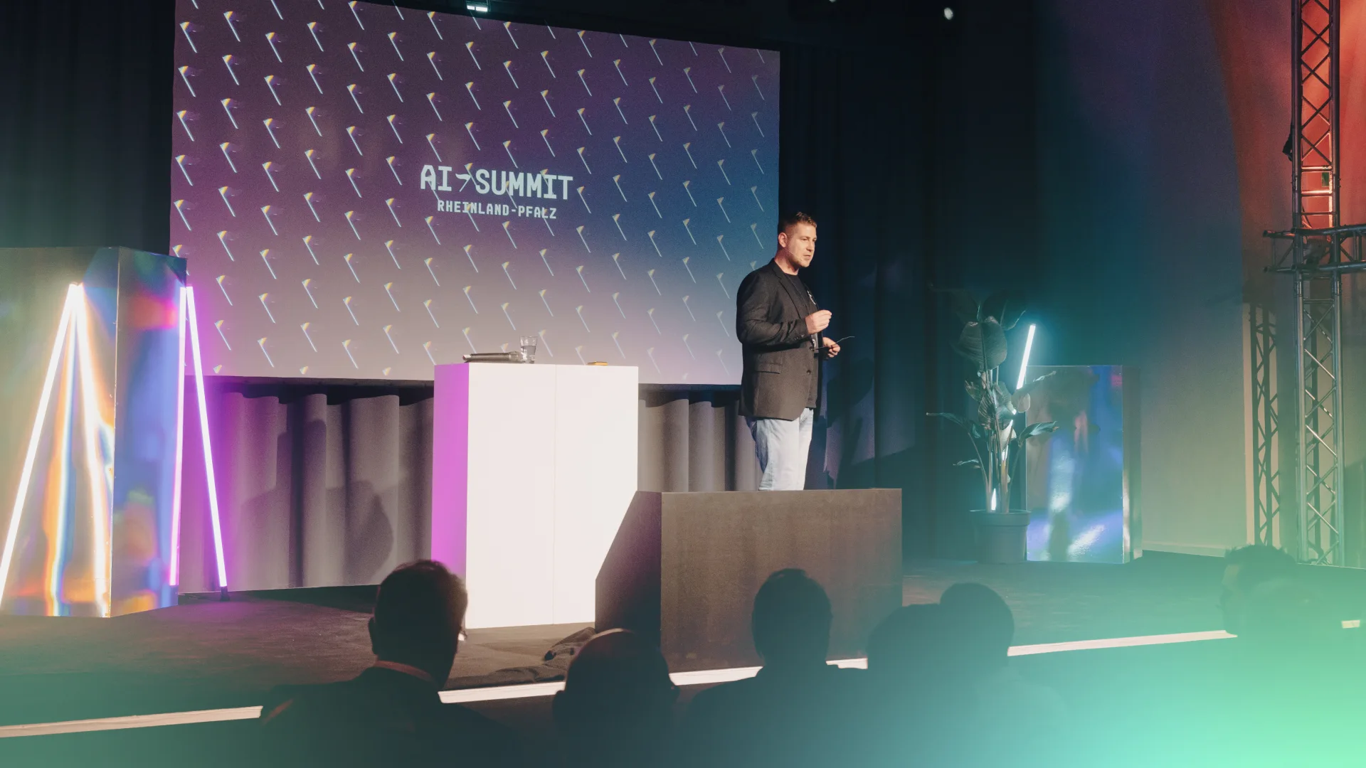 Ritterrüstung und Schwert. Auf dem Knauf des Schwerts ist das Signet des AI Summits RLP erkennbar